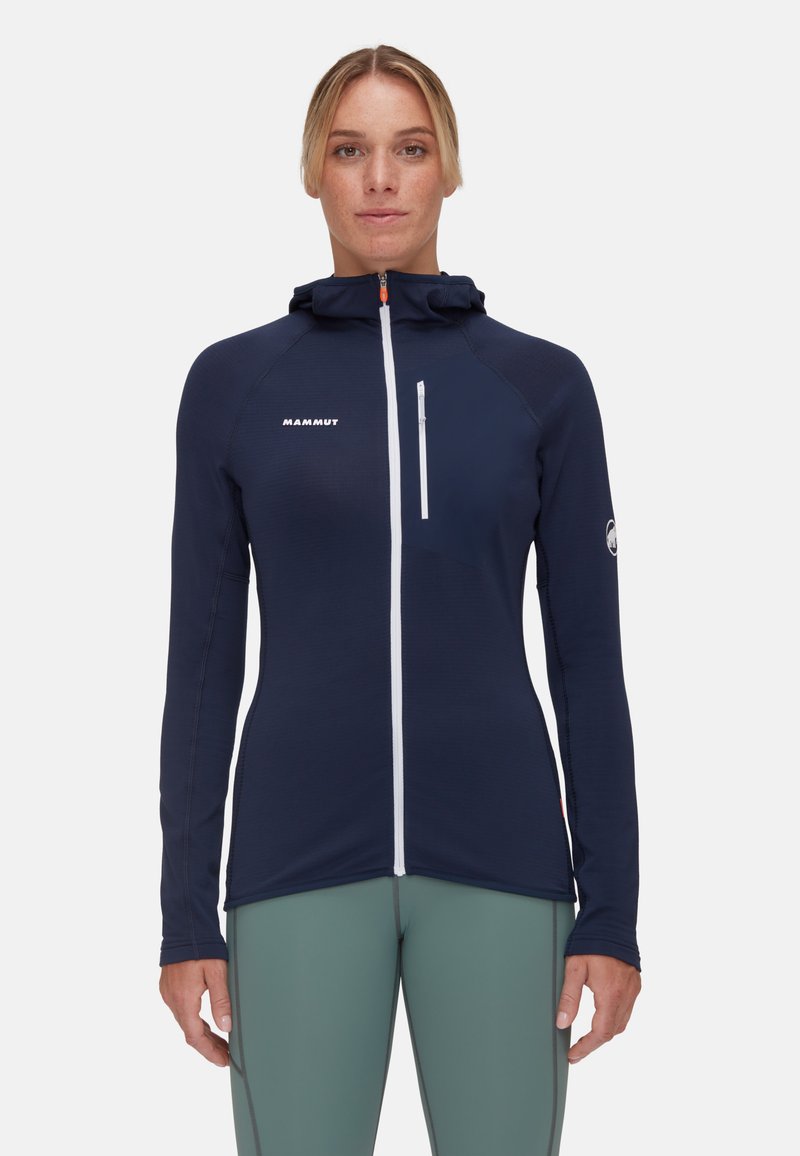 Granatowa kurtka z kapturem na pełny zamek, z długimi rękawami, kieszenią na piersi i akcentami z logo. Wykonana z lekkiej, teksturowanej tkaniny.