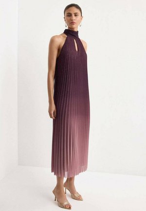 Vestido midi sin mangas con cuello halter, que presenta un degradado ombré desde un morado intenso hasta un rosa suave, adornado con pliegues verticales y brillo.