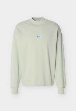 Lys grønn genser med lange ermer, ribbede mansjetter og krage, liten blå "HUGO"-logo midt på brystet.