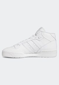 Weißer High-Top-Sneaker mit Schnürsenkeln, drei genähten Streifen an der Seite und einer strukturierten Gummisohle auf einem schlichten Hintergrund.