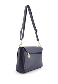 Granatowa skórzana torebka o teksturowanym wykończeniu, z hardwarem w złotym odcieniu, zamknięciem na górnej klapie oraz zewnętrzną kieszenią na zamek. W zestawie regulowany pasek.