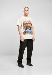 Upscale by Mister Tee T-shirts med print - sand