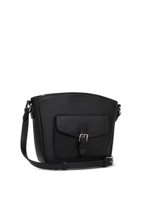 Czarna skórzana torba typu bucket z płaską przednią kieszenią, regulowanym paskiem i srebrnymi akcentami. Charakteryzuje się teksturowanym wykończeniem oraz zaokrąglonym kształtem u góry.