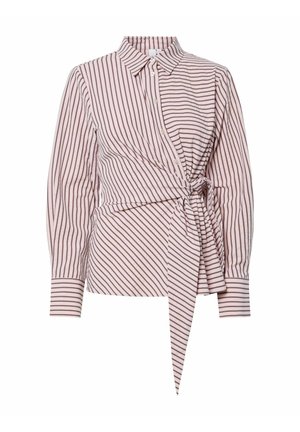 Blusa a rayas en rosa claro y blanco, presenta un diseño cruzado con un lazo en la cintura, cierre de botones y mangas largas con detalle de puño.