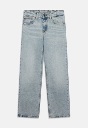 Jeans largi din denim albastru deschis, cu închidere prin buton, cinci buzunare și o ușoară decolorare. Materialul are o textură netedă cu accente cusute.