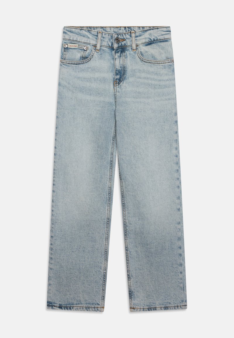 Lyseblå denim vide bukser med knaplukking, fem lommer og subtil falming. Stoffet har en glatt tekstur med sømde detaljer.
