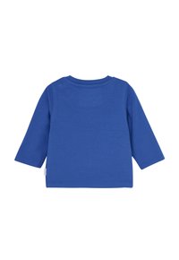 Dziecięca koszula z długim rękawem w jednolitym niebieskim kolorze z bawełny, z okrągłym dekoltem i subtelnymi detalami przeszycia na ramieniu i dolnej krawędzi.