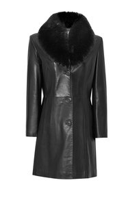 Czarny skórzany płaszcz z szerokim, puszystym czarnym futrem przy kołnierzu. Posiada zapięcie na guziki, długie rękawy oraz dopasowaną sylwetkę z subtelnym szwem.