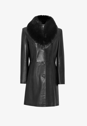 Zwart leren jas met een breed, pluche zwart bontkraag. Heeft een knopenfront, lange mouwen en een op maat gemaakte snit met subtiele stiksels.