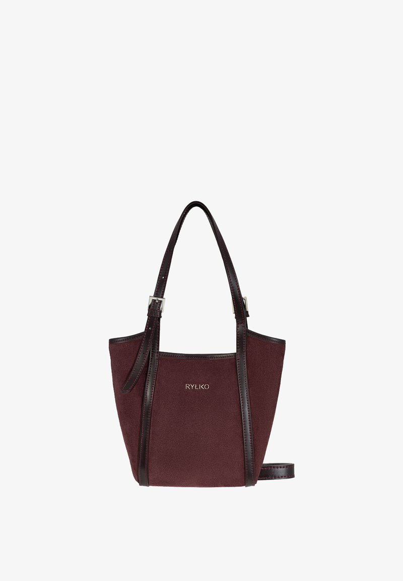 Petit sac à main en suède bordeaux foncé avec deux fines poignées en cuir et logo de marque argenté "RYŁKO" sur le devant.