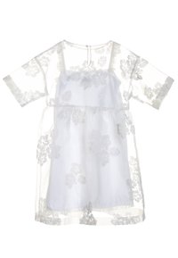 Bílé šaty s průhlednou květinovou výšivkou, krátkými rukávy a vrstevnatým designem. Vnitřní látka je jednobarevná, zatímco vnější vrstva je průhledná.