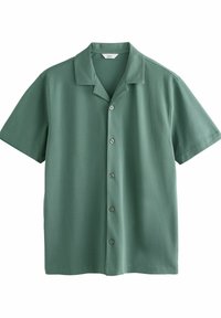 Camisa verde de botones de manga corta, hecha de un tejido suave, que presenta un cuello y una fila de botones circulares grises en el frente.