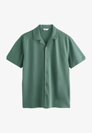 Kurzärmliges grünes Hemd mit Knöpfen, aus einem glatten Stoff gefertigt, mit einem Kragen und einer Reihe runder grauer Knöpfe auf der Vorderseite.