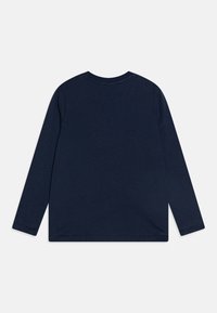 Majica dugih rukava od tamnoplave pamučne tkanine, s okruglim izrezom, glatkom teksturom i minimalistikim dizajnom, bez uzoraka ili akcenta.