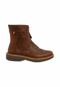 Botín de piel marrón con cremallera lateral y suela texturizada negra, diseñado para un uso casual o al aire libre.