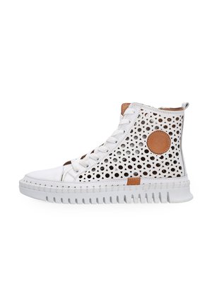 Weißer High-Top-Sneaker mit perforiertem, geometrischem Muster, braunen Lederakzenten, weißen Schnürsenkeln und dicker, gerippter Sohle, Seitenansicht vor weißem Hintergrund.