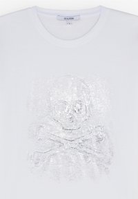 Camiseta blanca con un gráfico brillante de una calavera y huesos cruzados en plata. Tejido de algodón suave con un clásico escote tipo crew.