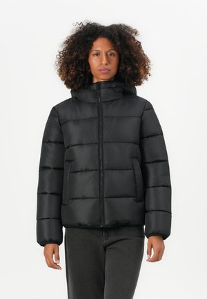 Zwarte pufferjas met ritssluiting, capuchon, twee voorzakken en een gequilt ontwerp. Gemaakt van gladde, geïsoleerde stof voor warmte.