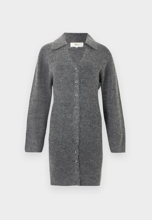 Robe en laine grise tricotée avec col, manches longues et fermeture boutonnée sur le devant. Présente une taille côtelée et une texture lisse.