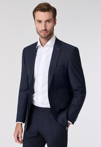 Navy-Anzugjacke aus glattem Stoff mit schlanker Passform. Verfügt über eine Ein-Knopf-Verschluss, Schalkragen und ein kleines Logo auf der Brusttasche.