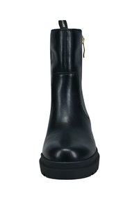 Czarne skórzane botki za kostkę o gładkiej teksturze, zaokrąglonym czubku, elastycznych panelach bocznych oraz złotym suwaku po zewnętrznej stronie. Gruba czarna podeszwa.