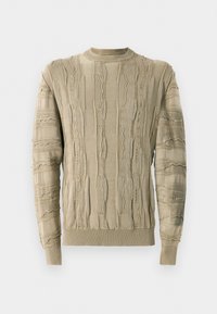 Beige sweater med teksturerede riller og slidte detaljer, med en rund halsudskæring og ribbede manchetter og kant. Strikket stof.