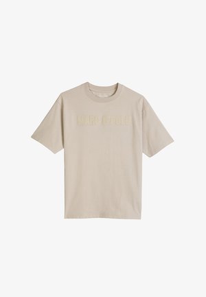 Beiges kurzärmeliges T-Shirt mit Rundhalsausschnitt und geprägt aufgeprägtem "MARC O'POLO" Schriftzug auf der Brust, lässiger Passform und schlichtem Design.