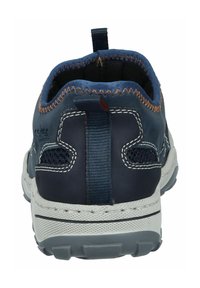 Baskets bleu marine avec un dessus en cuir texturé, des coutures orange contrastantes, des accents en maille et une semelle en caoutchouc gris avec un motif.