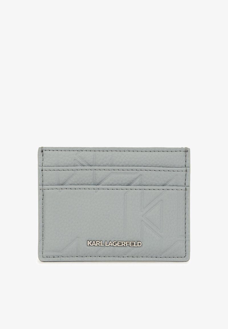 Grauer Lederkartenhalter mit geprägtem geometrischem Design, mehreren Kartenfächern und silberfarbener Markenprägung. Glatte Oberfläche mit genähten Kanten.