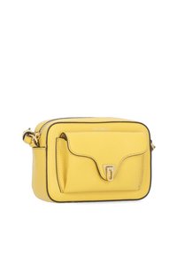 Žlutá kožená crossbody taška s klopovou kapsou, zlatými detaily, obdélníkovým tvarem, texturovaným povrchem a kontrastním černým lemováním.