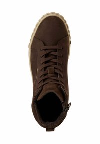 Bottine en daim marron avec lacets, col rembourré, semelle texturée et accent zip sur le côté. Doublure intérieure douce visible.