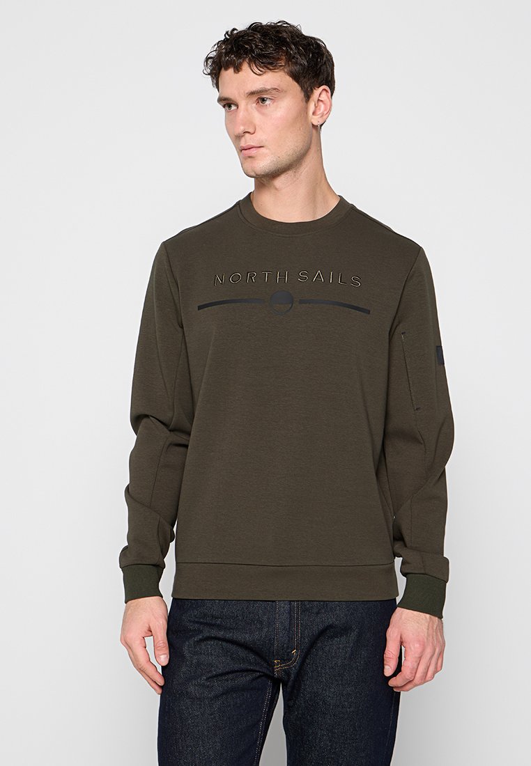Felpa verde oliva con scollatura a girocollo, maniche lunghe e logo nero in gomma "NORTH SAILS" sul petto. Realizzata in tessuto liscio e morbido.