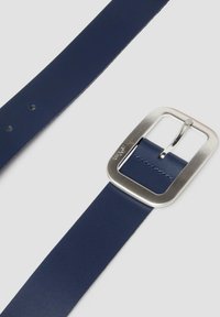 Navyblaues Lederband mit einer rechteckigen silbernen Metallschnalle, die über eine glatte Oberfläche und gleichmäßig verteilte Einstellungslöcher verfügt.