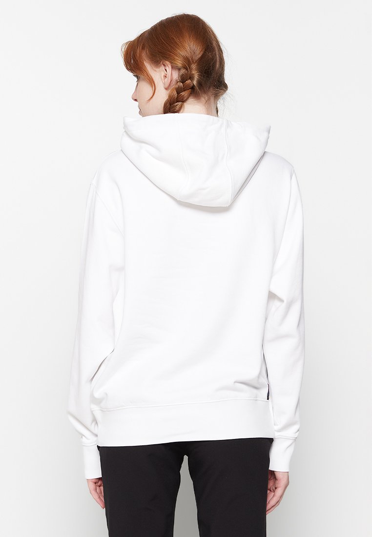 Weißer Baumwoll-Hoodie mit einer Kapuze mit Kordelzug, lockerer Passform und gerippten Bündchen. Sanfte Textur ohne sichtbare Muster oder Hardwaredetails.