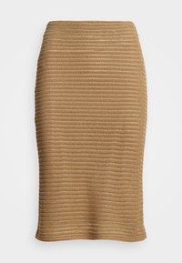 Stickad beige pennkjol med horisontell ribbad textur och en något utfläkt nederkant, uppställd mot en vit bakgrund.