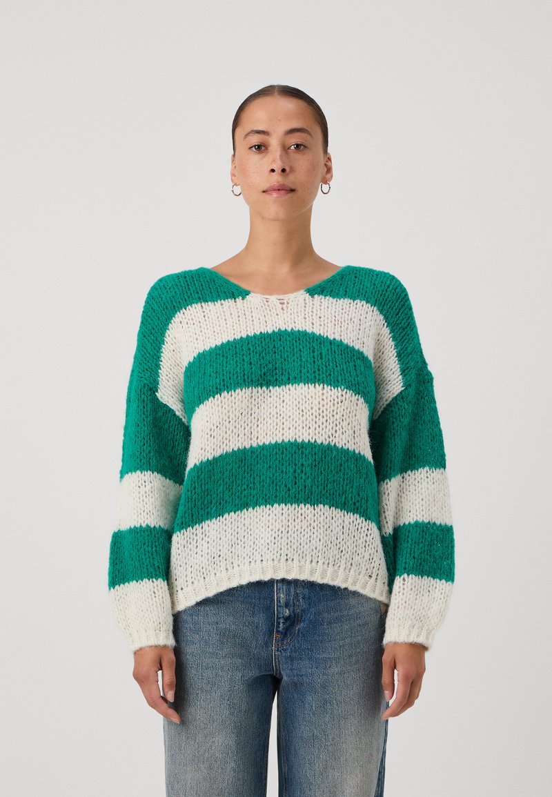 Vero Moda Petite VMERIN STRIPE V NECK - Svetrík - pepper green/birch