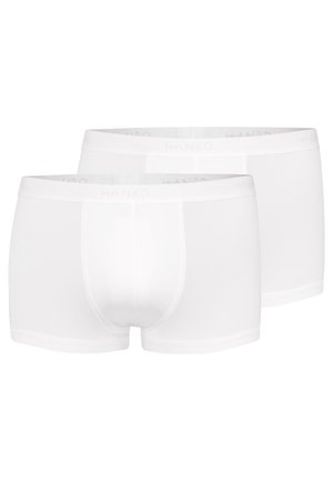 Dwie pary białych, gładkich męskich bokserek z elastycznymi pasami, prezentowane na białym tle.