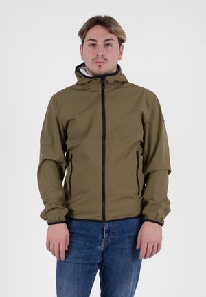 Giacca verde oliva con zip frontale, cappuccio e dettagli neri. Presenta due tasche laterali e polsini elastici per una vestibilità aderente.