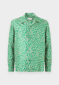 Camicia verde a maniche lunghe con bottoni, stampata con margherite bianche e gialle, colletto aperto e etichetta del marchio visibile sul collo.