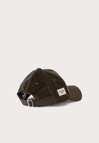 Casquette de baseball en velours côtelé marron avec sangle réglable et étiquette blanche rectangulaire portant la mention "WEEKEND" à l'arrière.