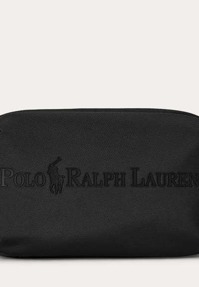Melna teksturēta maisiņa ar izcirstu Polo Ralph Lauren logotipu un zirgu jātnieka emblēmu priekšpusē.