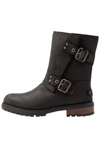 Černé nubukové kotníkové boty se dvěma kovovými sponami a nýty, texturovaný povrch, robustní gumová podrážka a dřevěný blokový podpatek.