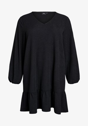 Juoda suknelė su V formos iškirpte, ilgomis pūstomis rankovėmis ir sluoksniuota volanų apdaila. Pagaminta iš tekstūruoto audinio, laisvo silueto.