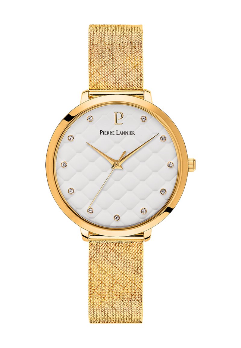 Reloj de oro con un dial blanco texturizado, 12 marcadores de cristal y una correa de malla dorada. Caja circular con una marca prominente en la parte superior.