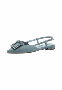 Scarpa flat a punta in denim azzurro chiaro, con una fibbia decorata con gioielli trasparenti sul davanti e cinturino regolabile sul retro.