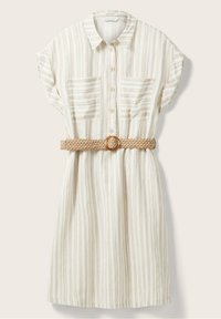Robe-chemise à manches courtes rayée beige et blanche avec boutons sur le devant, deux poches poitrine et une ceinture tressée avec boucle ronde.