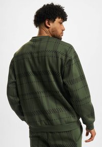 Mister Tee THUG LIFE MOSCH - Mikina - olive
