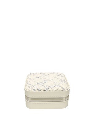 Écrin à bijoux carré compact avec un dessus en tissu tissé blanc et gris clair texturé et une base blanche, doté d'une fermeture éclair horizontale autour du milieu.