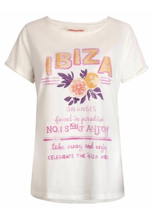 T-shirt blanc à manches courtes avec texte coloré "IBIZA" et illustrations de fruits oranges, promouvant les vibes d'Ibiza et les oranges au paradis.