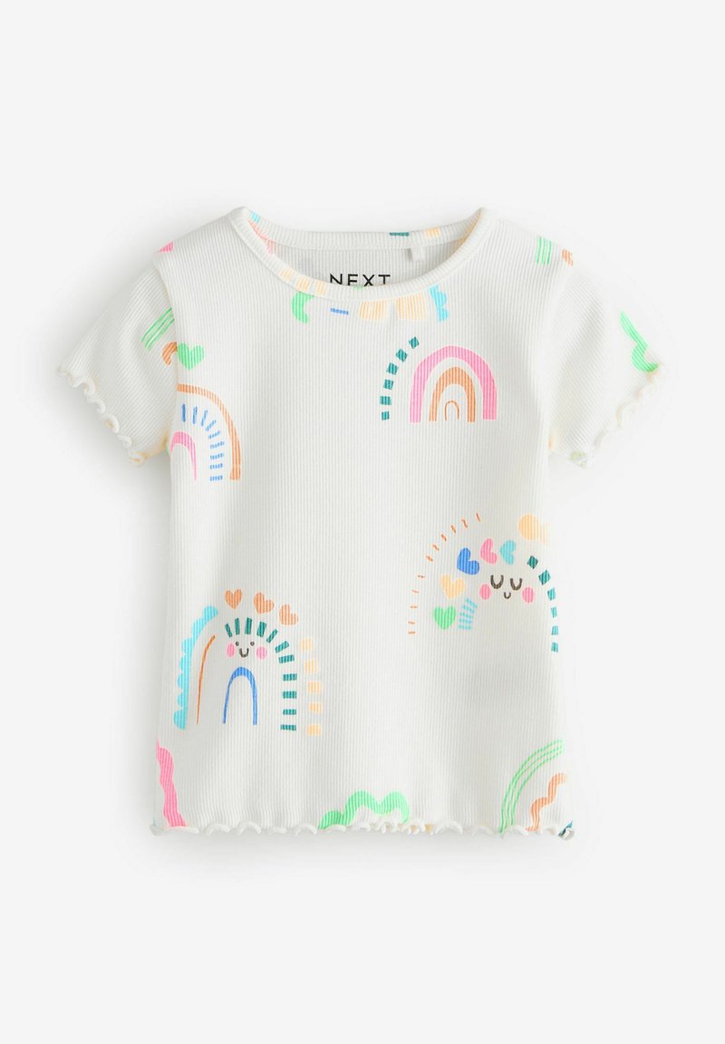 T-shirt blanc à manches courtes et à côtes avec des motifs arc-en-ciel multicolores, des bords festonnés et des designs ludiques en rose, bleu, vert et orange.